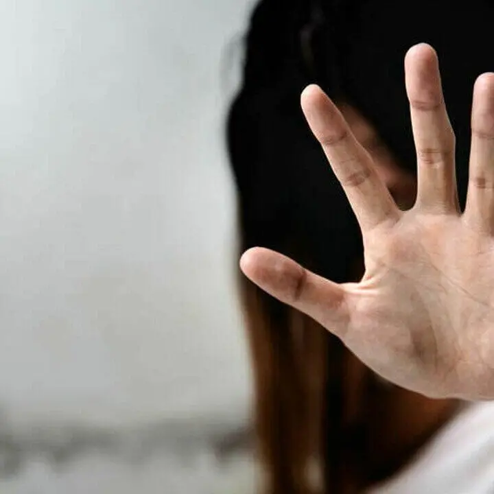 Due diciottenni violentate in una casa a Roma, fermati due uomini: uno era pronto alla fuga all’estero