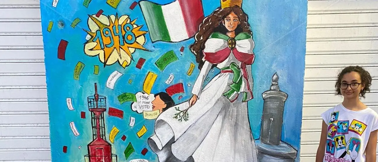 Nel centro storico di Gioia Tauro murales artistici, la Costituzione dipinta dalla 19enne Sophia Parisi: «Creiamo insieme nuovi orizzonti»