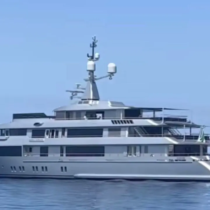 La “Regina D’Italia” sfila davanti alla Costa degli Dei, avvistato e fotografato lo yatch di Stefano Gabbana