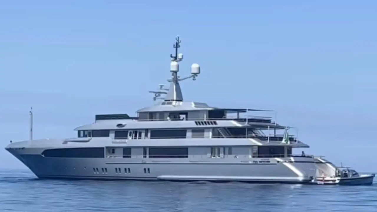 La “Regina D’Italia” sfila davanti alla Costa degli Dei, avvistato e fotografato lo yatch di Stefano Gabbana