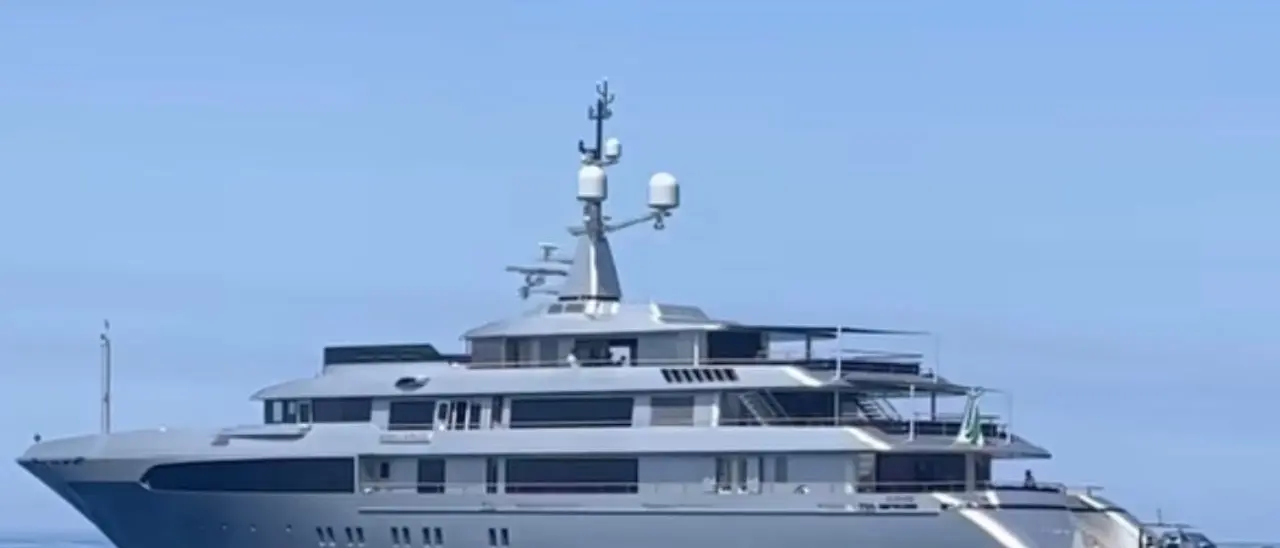 La “Regina D’Italia” sfila davanti alla Costa degli Dei, avvistato e fotografato lo yatch di Stefano Gabbana