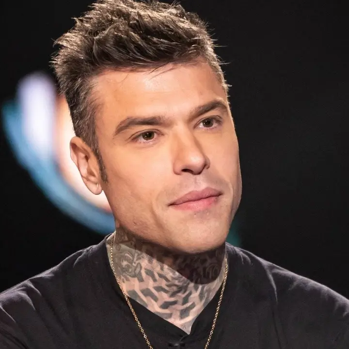 Fedez, il rapper ha un malore in aereo: salta lo show previsto a Gallipoli