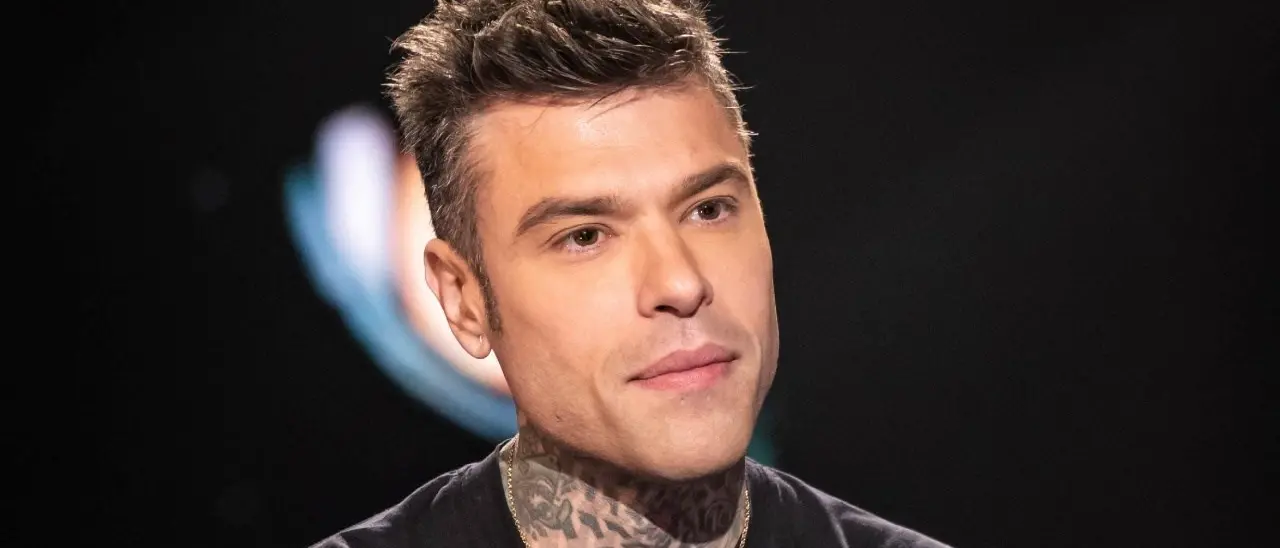 Fedez, il rapper ha un malore in aereo: salta lo show previsto a Gallipoli