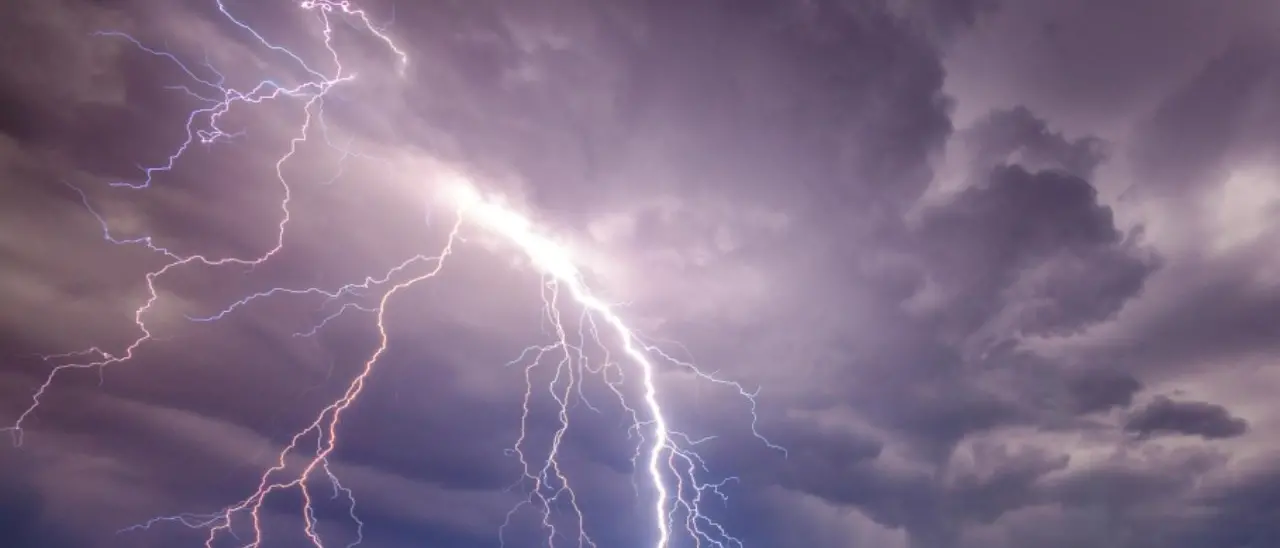 Fulmine in spiaggia ad Alba Adriatica: ferite tre donne, una è grave