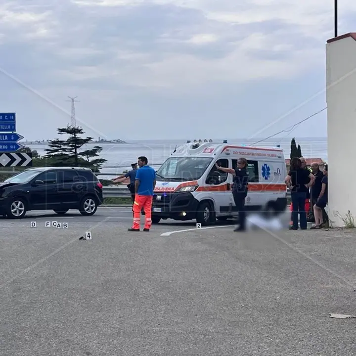 Incidente a Villa San Giovanni, Vespa si scontra con un suv: morto 50enne