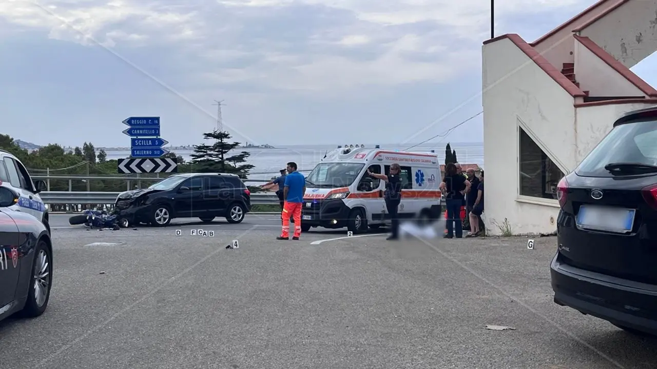 Incidente a Villa San Giovanni, Vespa si scontra con un suv: morto 50enne