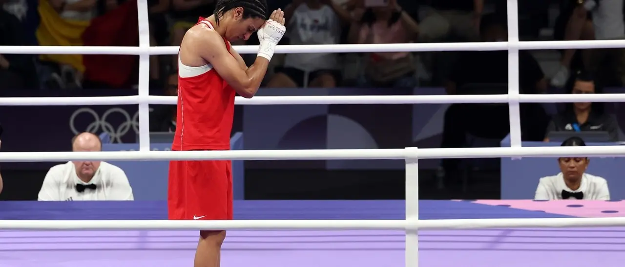 Imane Khelif vince e scoppia in lacrime: «Combatto per la dignità di ogni donna». Polemiche per il premio in denaro a Carini