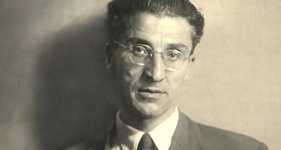 Cesare Pavese, lo scrittore della solitudine e del desiderio inappagato che continua a “parlare” alle nuove generazioni\n