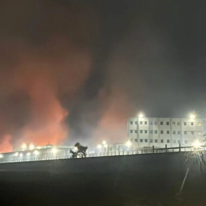 Castrovillari, vasto incendio nei pressi del carcere: diverse squadre dei vigili del fuoco al lavoro