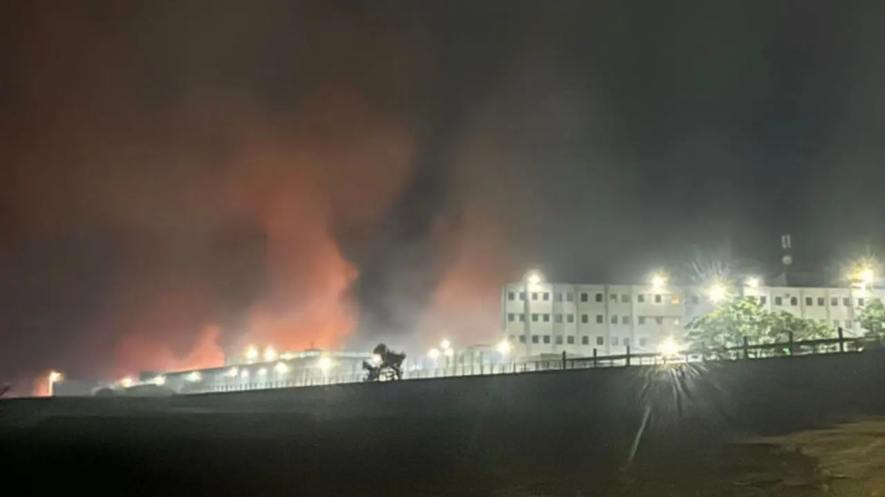 Castrovillari, vasto incendio nei pressi del carcere: diverse squadre dei vigili del fuoco al lavoro