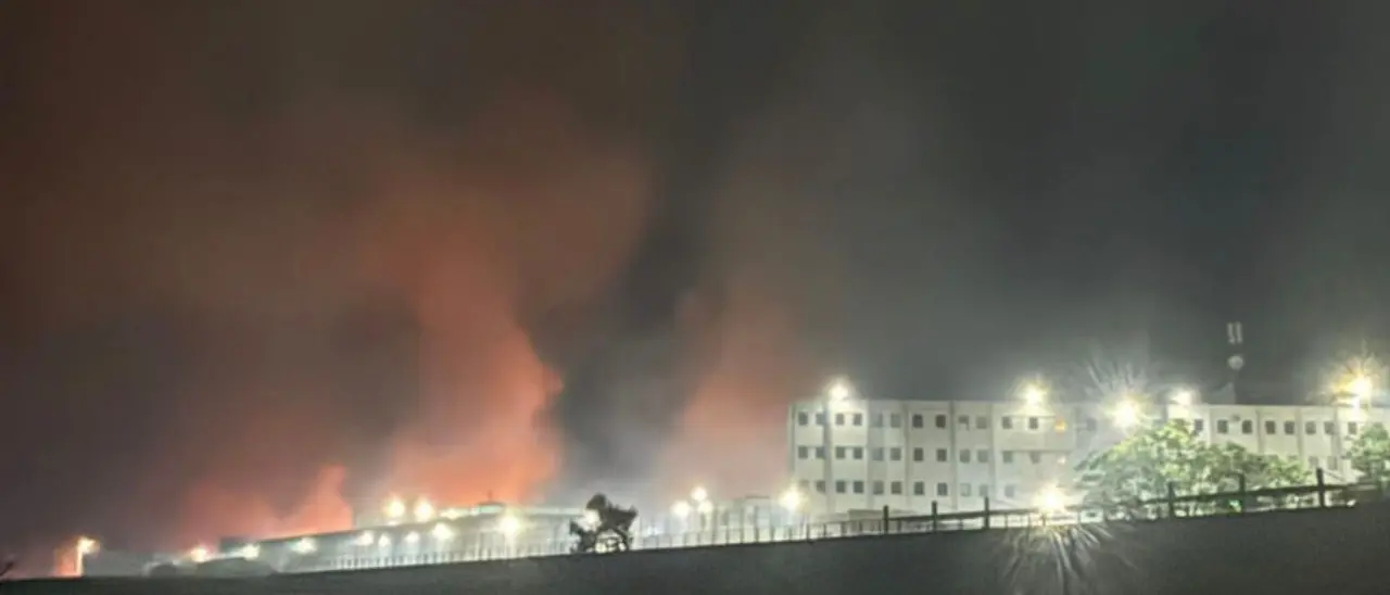 Castrovillari, vasto incendio nei pressi del carcere: diverse squadre dei vigili del fuoco al lavoro