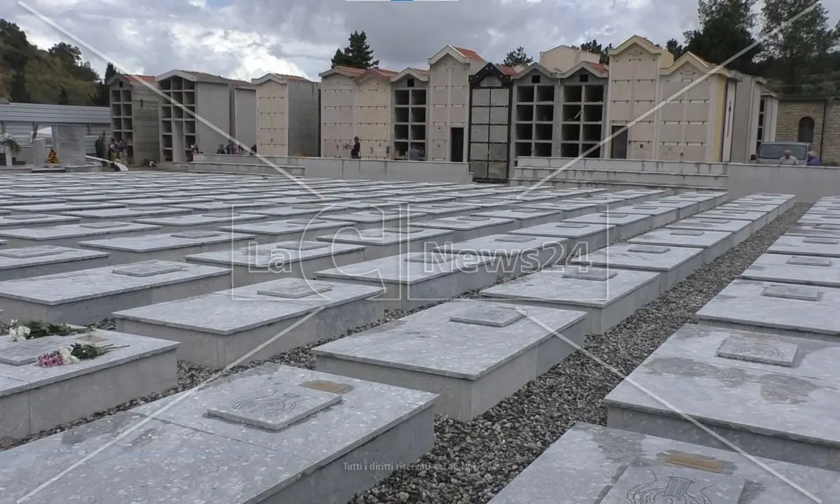 Naufragio Roccella, prosegue l’accoglienza oltre la vita al cimitero di Armo a Reggio: 22 salme saranno inumate mercoledì