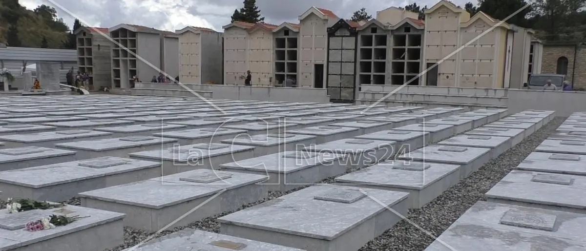 Naufragio Roccella, prosegue l’accoglienza oltre la vita al cimitero di Armo a Reggio: 22 salme saranno inumate mercoledì