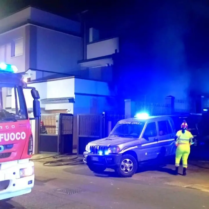 Potrebbe essere doloso l’incendio del camper a Gioia Tauro, due persone riprese dalle telecamere