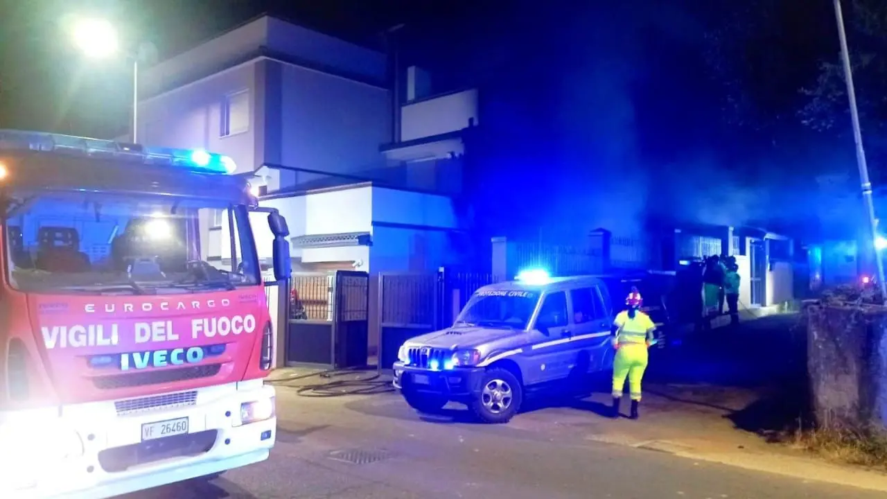 Potrebbe essere doloso l’incendio del camper a Gioia Tauro, due persone riprese dalle telecamere