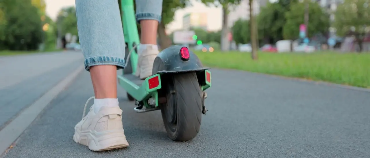 Milano, scontro tra un monopattino e un’auto: muore un 20enne\n