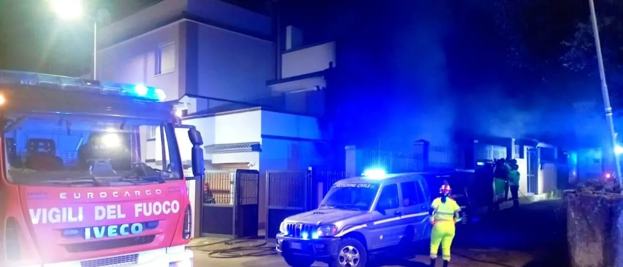 Camper incendiato a Gioia Tauro, la testimonianza: «Era la nostra seconda casa, i miei suoceri vivi per miracolo»