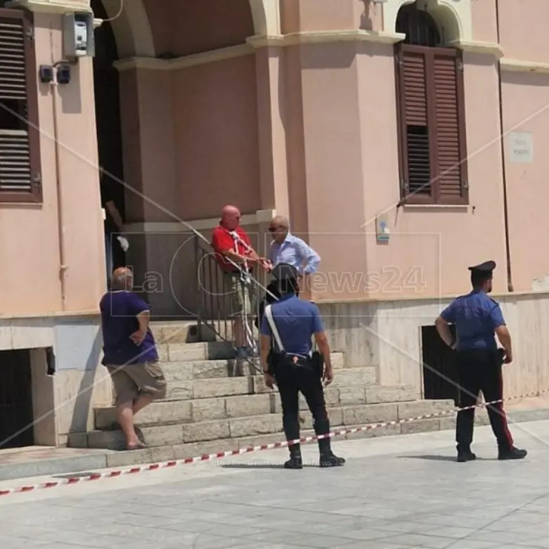 Villaggio sequestrato a Bova Marina, imprenditore si incatena davanti al Comune con una bombola di gas