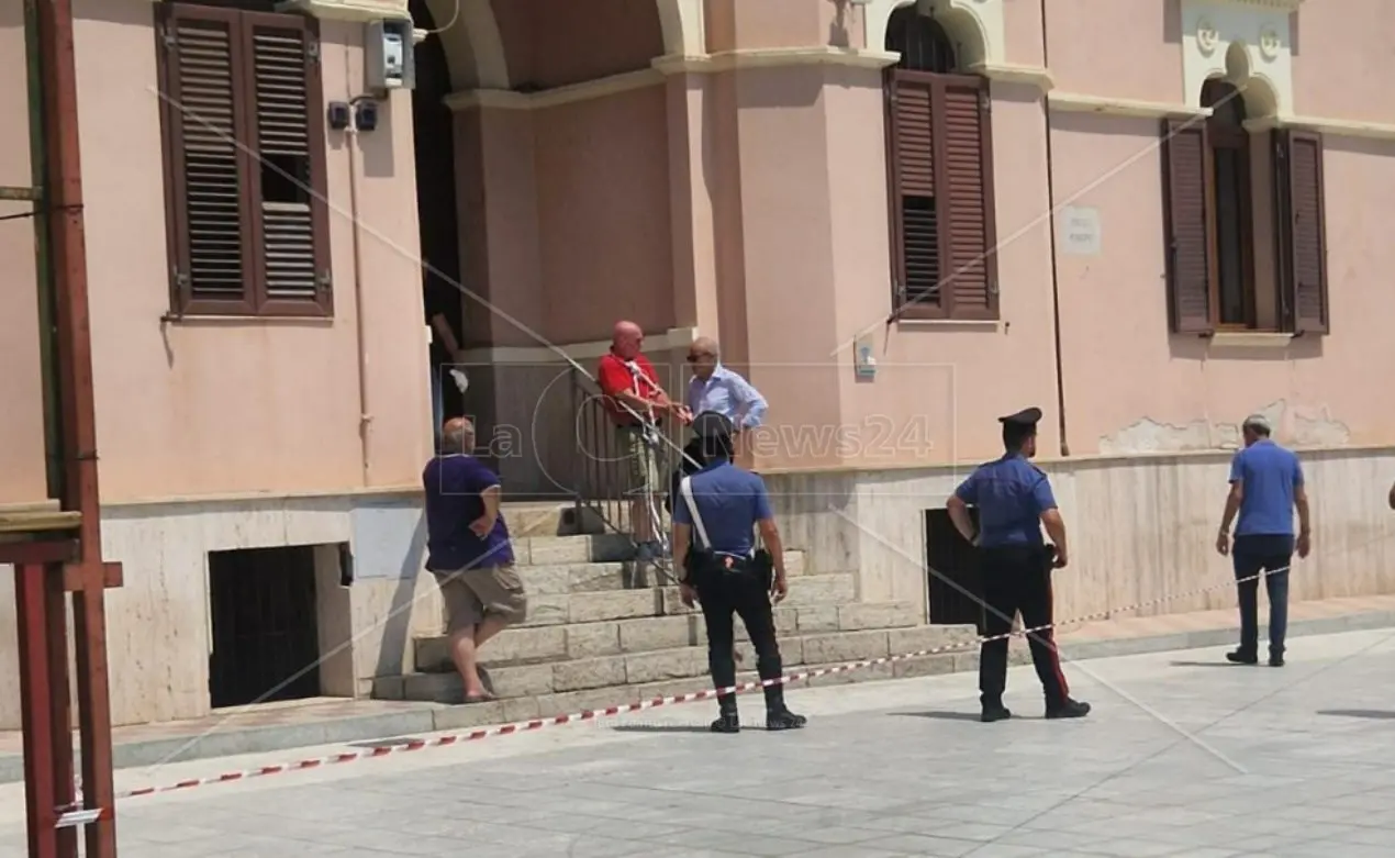 Villaggio sequestrato a Bova Marina, imprenditore si incatena davanti al Comune con una bombola di gas