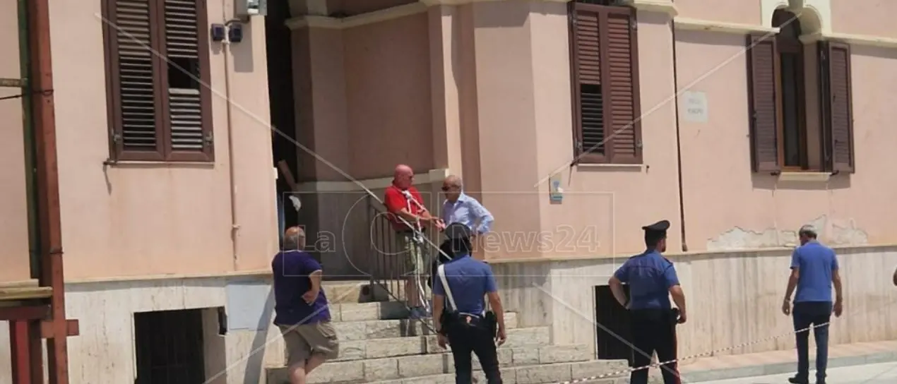 Villaggio sequestrato a Bova Marina, imprenditore si incatena davanti al Comune con una bombola di gas