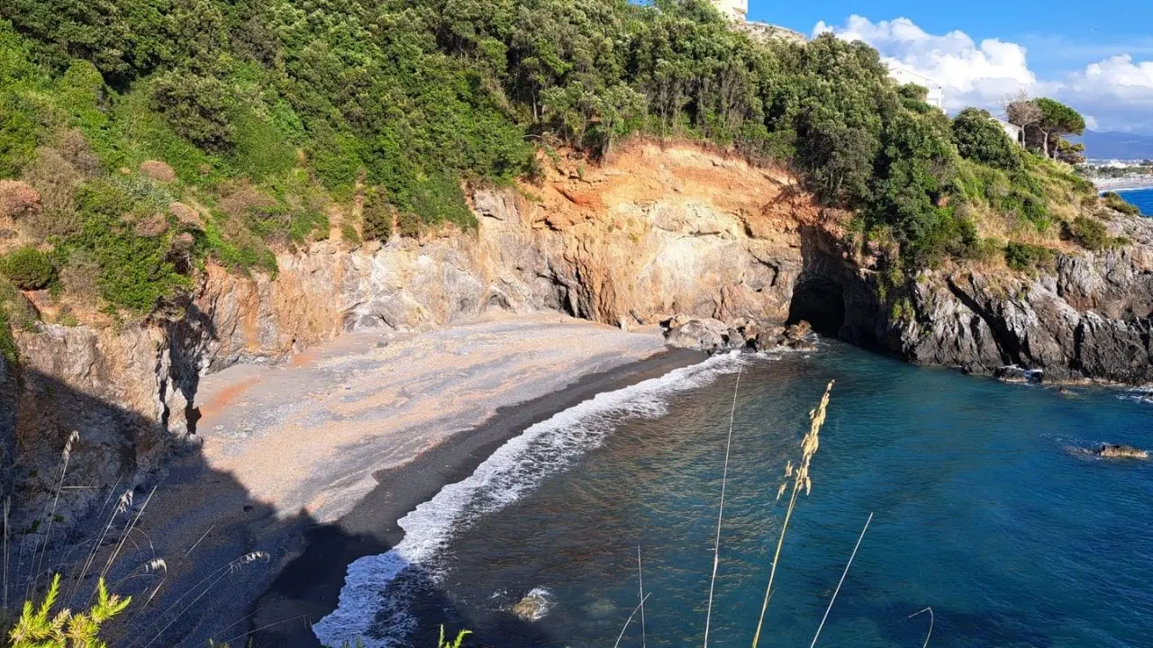 Un giorno per innamorarsi di Scalea tra mare cristallino, grotte e un centro ricco di storia