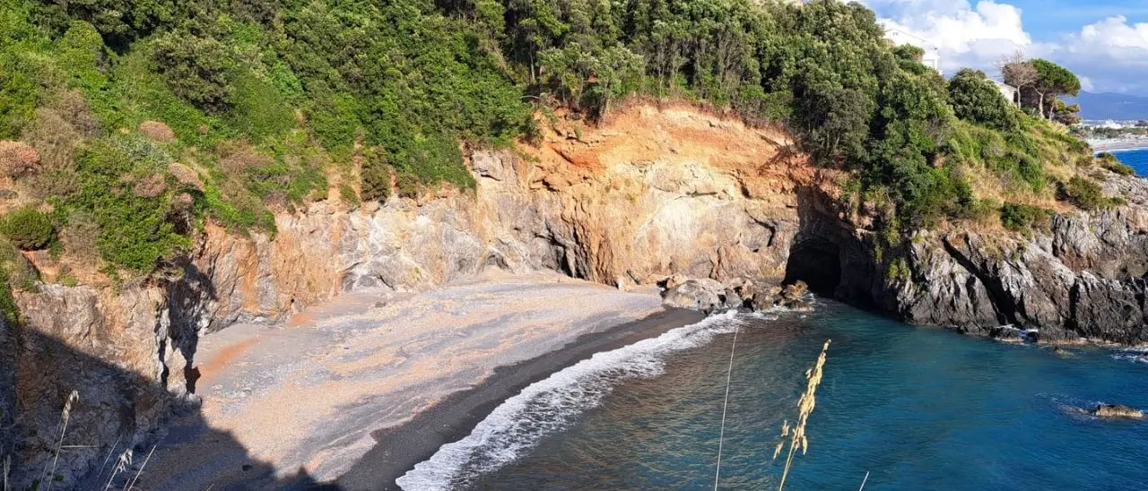 Un giorno per innamorarsi di Scalea tra mare cristallino, grotte e un centro ricco di storia