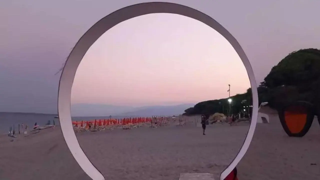 Simeri Crichi, inaugurato il primo Parco di installazioni d’arte sulla spiaggia in Europa
