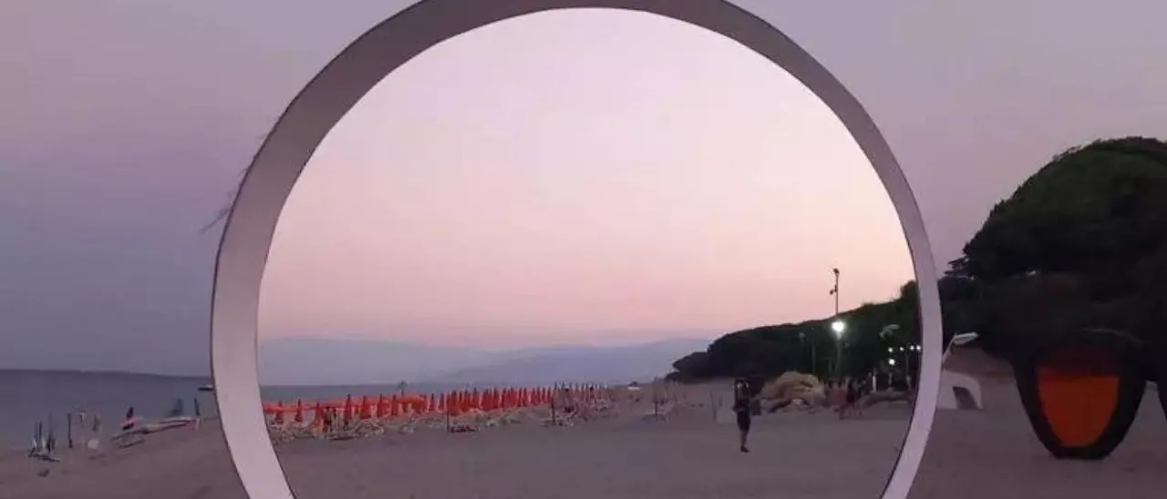 Simeri Crichi, inaugurato il primo Parco di installazioni d’arte sulla spiaggia in Europa
