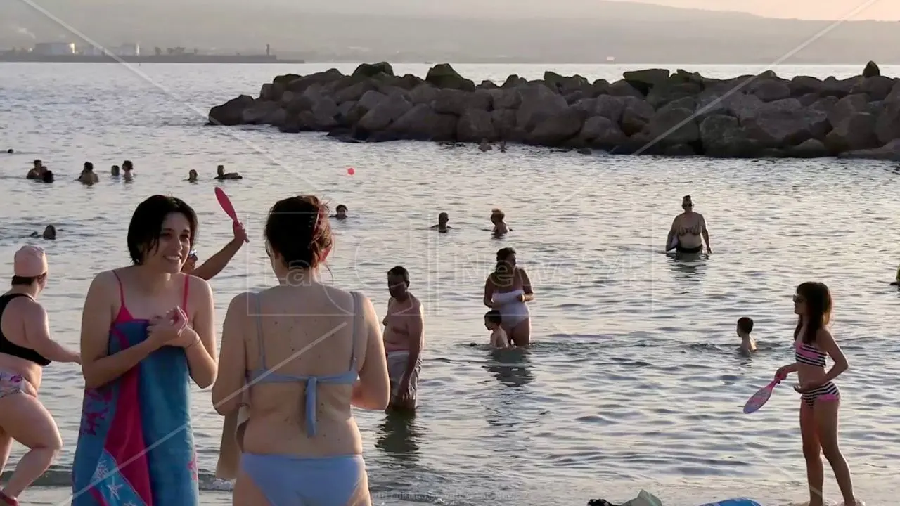 Agosto in Calabria, turisti estasiati in spiaggia a Pizzo: «Luoghi stupendi e tramonti mozzafiato»