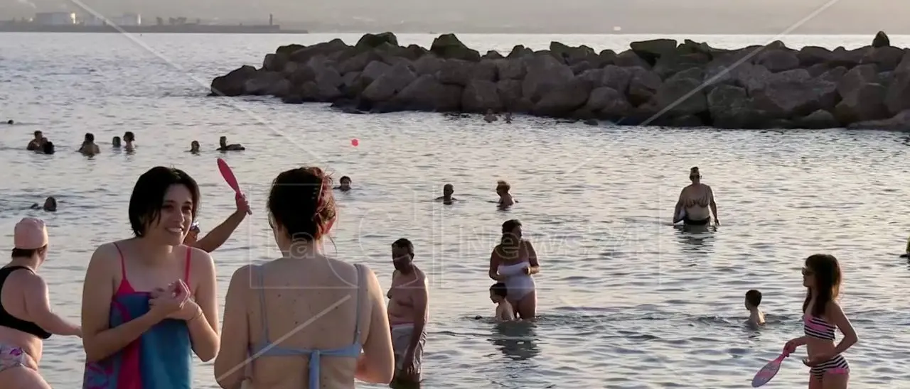 Agosto in Calabria, turisti estasiati in spiaggia a Pizzo: «Luoghi stupendi e tramonti mozzafiato»