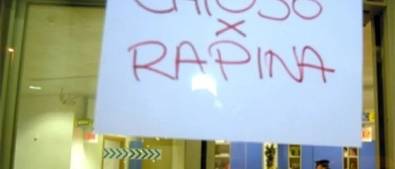 Rapina all’ufficio postale di Mendicino: legano il direttore e scappano via con 30mila euro