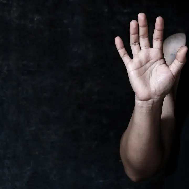 La adesca con la scusa di fare lavori edilizi in casa sua e poi la importuna, arrestato un 65enne nel Reggino