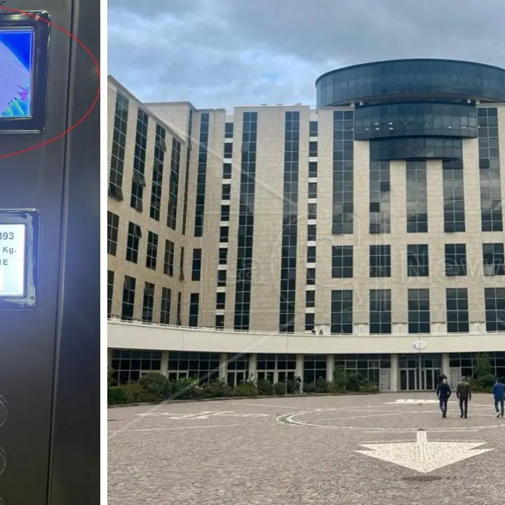 Ascensori da incubo alla Cittadella, disabile intrappolato per 20 minuti: «Non è il primo caso, la Regione intervenga»