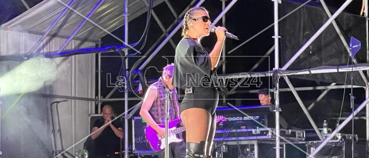 Roccella, Emma manda in “apnea” il pubblico del Summer Festival