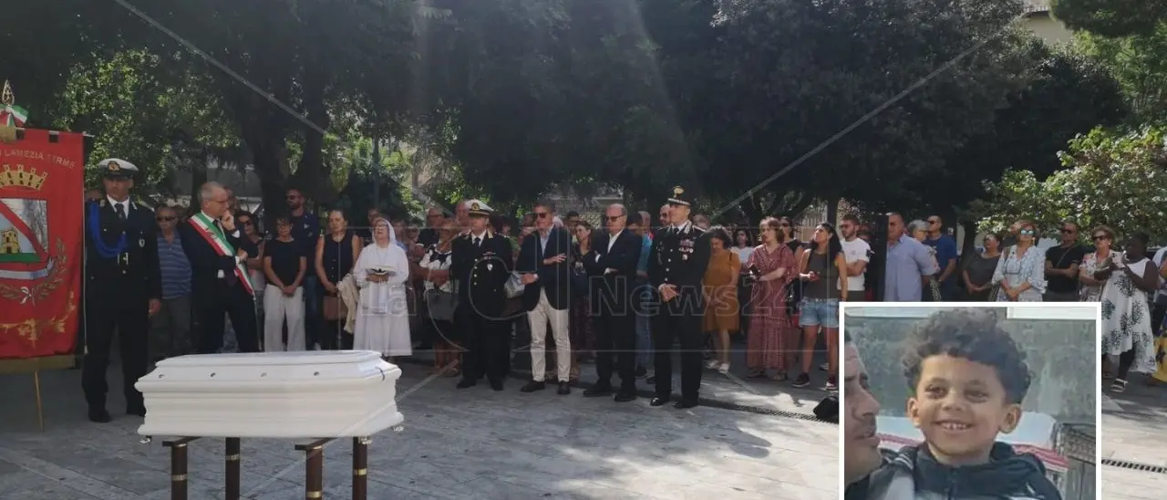 Salam aleikum piccolo Anàs: le lacrime di Lamezia Terme per il bimbo di sei anni annegato in un naufragio