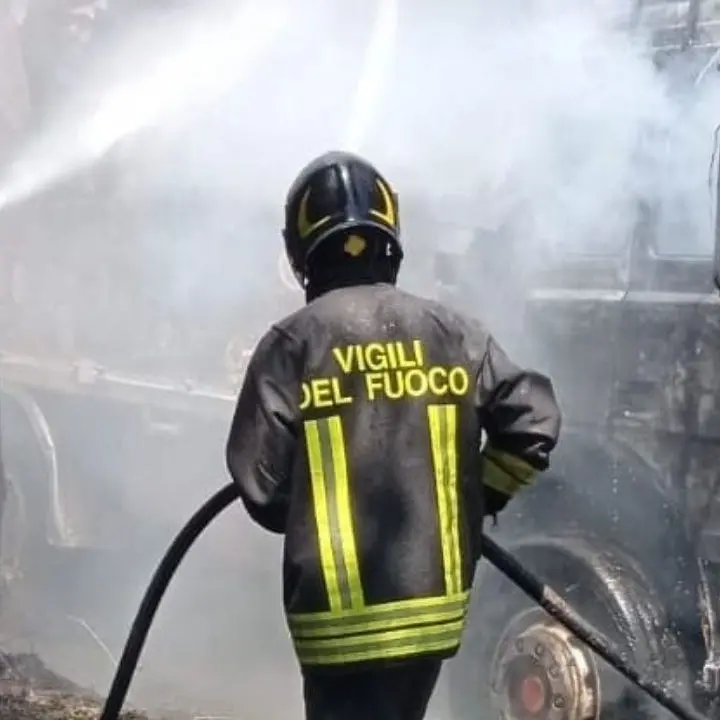 Incendio nel Catanzarese: a fuoco un autocarro carico di legna, si salva il conducente
