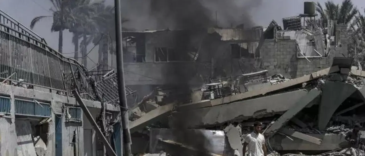 Guerra in Medio Oriente, raid israeliano contro una scuola. È un massacro: almeno 100 morti