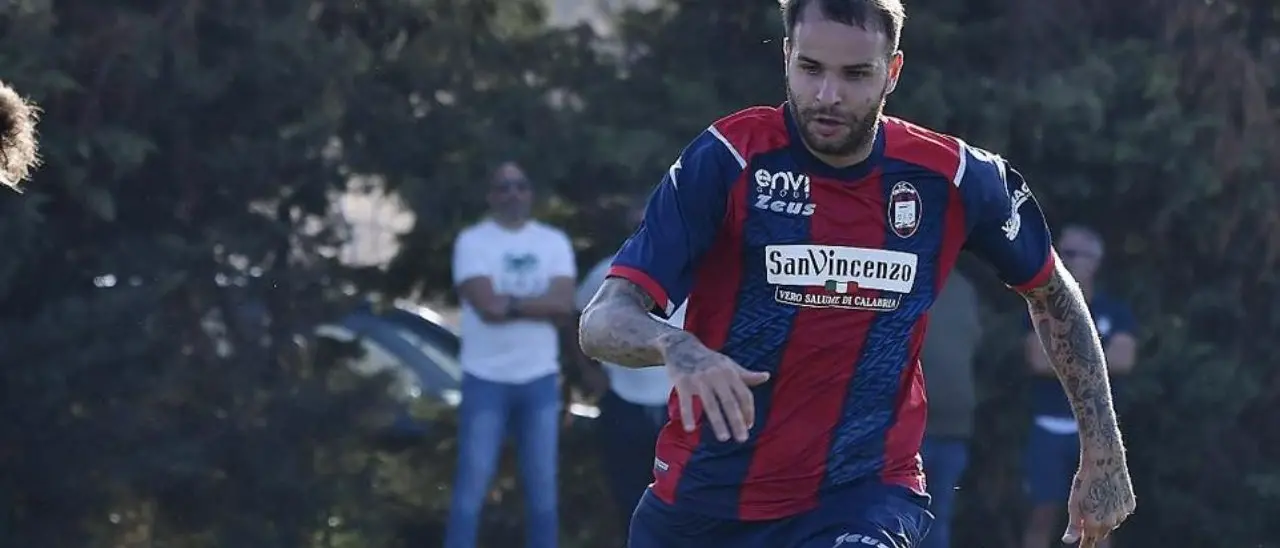 Il Crotone non entusiasma, Tumminello sì: contro il Messina decisiva l’unica (magnifica) rete dell’attaccante rossoblù