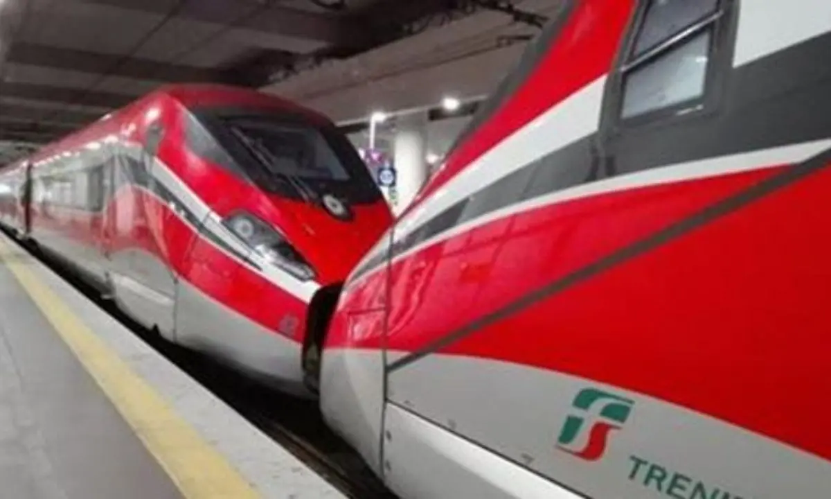 Scende per fumare e il treno riparte con il figlioletto a bordo: disavventura per un papà diretto in Calabria