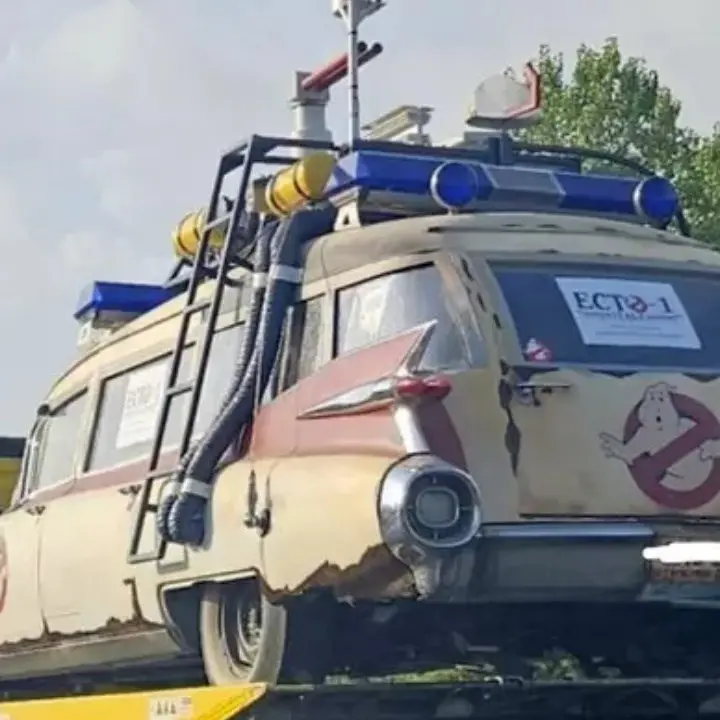 In autostrada con la Cadillac dei Ghostbusters: multa di oltre 4mila euro e patente ritirata, l’auto è stata sequestrata