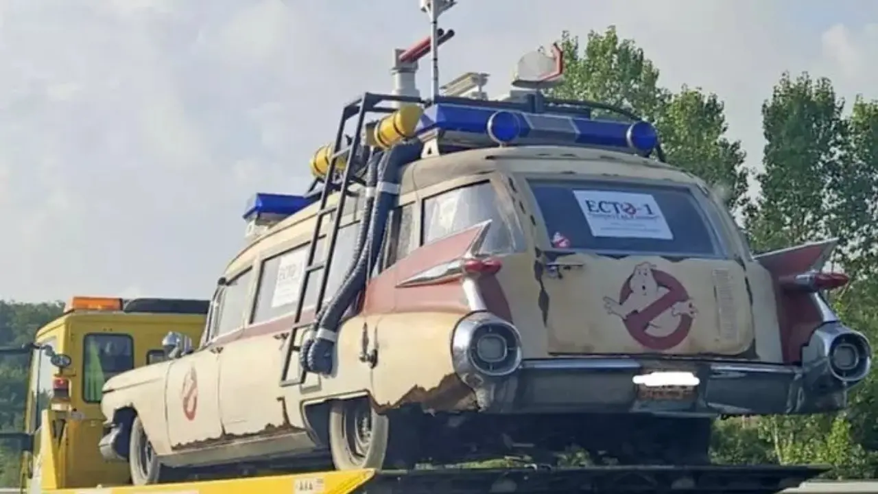 In autostrada con la Cadillac dei Ghostbusters: multa di oltre 4mila euro e patente ritirata, l’auto è stata sequestrata