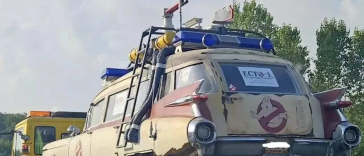 In autostrada con la Cadillac dei Ghostbusters: multa di oltre 4mila euro e patente ritirata, l’auto è stata sequestrata