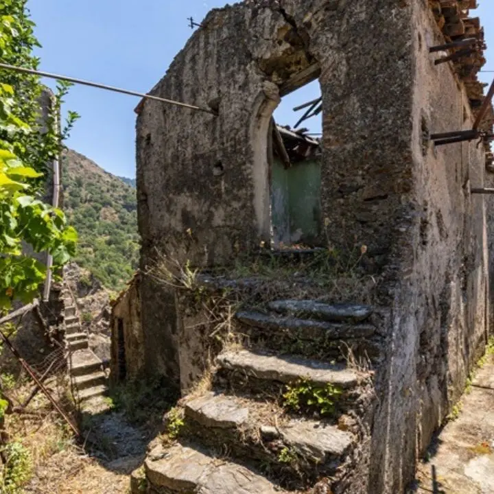 Roghudi: storia, leggende e misteri di un borgo abbandonato. Rovine di un passato glorioso e di un presente silenzioso