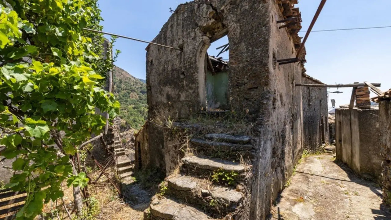 Roghudi: storia, leggende e misteri di un borgo abbandonato. Rovine di un passato glorioso e di un presente silenzioso