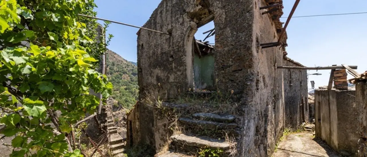 Roghudi: storia, leggende e misteri di un borgo abbandonato. Rovine di un passato glorioso e di un presente silenzioso
