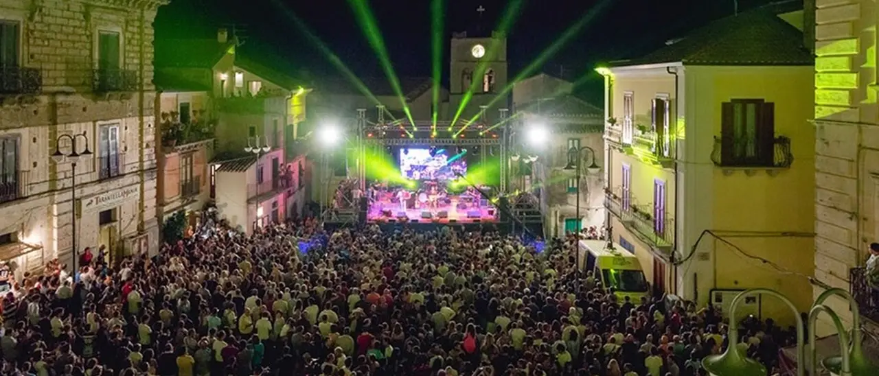 La diligenza degli eventi estivi in Calabria: Strati “finanzia” il palio di Ribusa. E Cirillo (Fi) entra nelle determine: «Sui soldi garantisce lui»