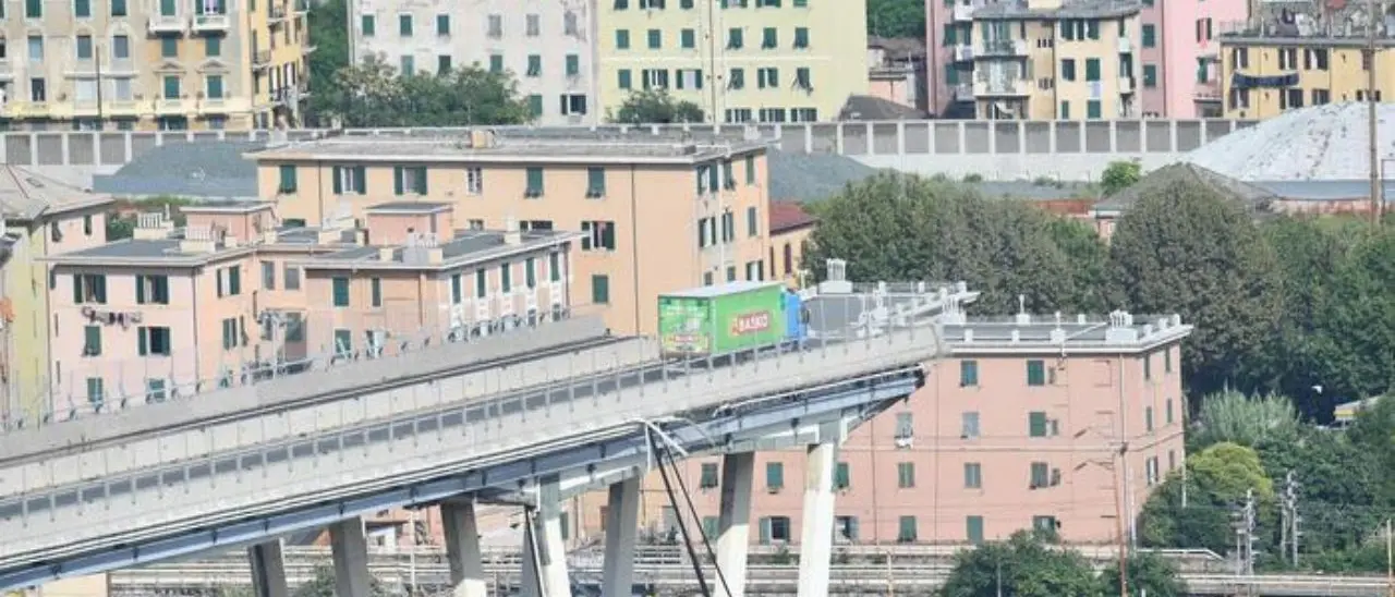 Sei anni fa il crollo del ponte Morandi, Genova ricorda i 43 morti: alle 11.36 risuonano le sirene delle navi e tutte le campane