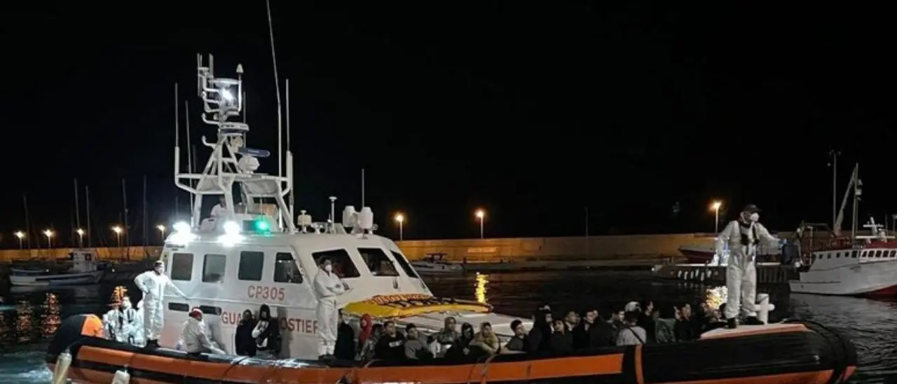 Migranti, ancora una sbarco a Roccella Jonica: soccorsi in 71 su una barca a vela