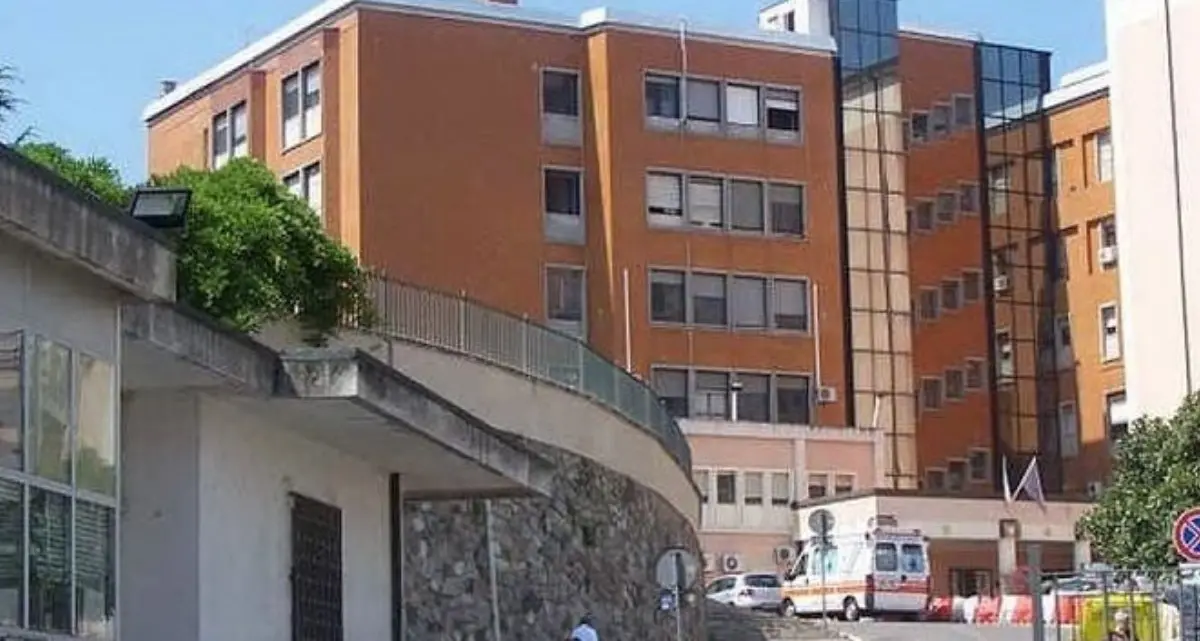 Docente muore all’ospedale di Corigliano, i familiari denunciano una sospetta caduta al Pronto soccorso\n