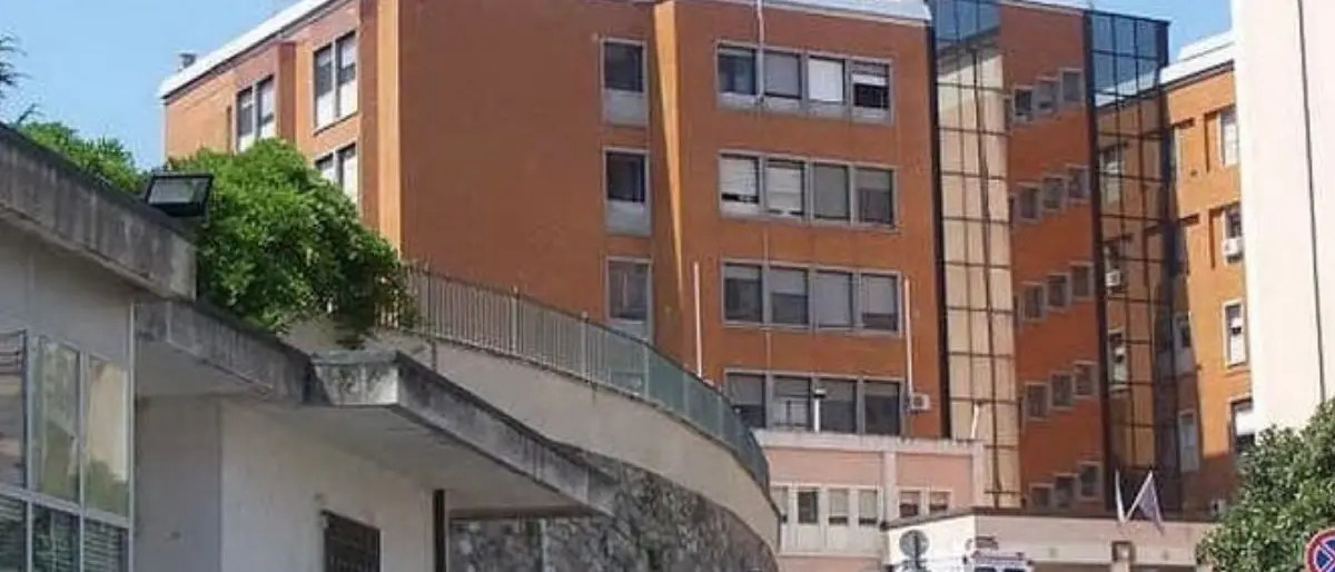 Corigliano Rossano, trentenne curato in ospedale con un profondo taglio al collo: indagini in corso